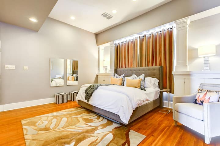 Dyshek me shkumë memorie me përmasa mbretërore me shtroja të shijshme për një gjumë çlodhës dhe përtëritës