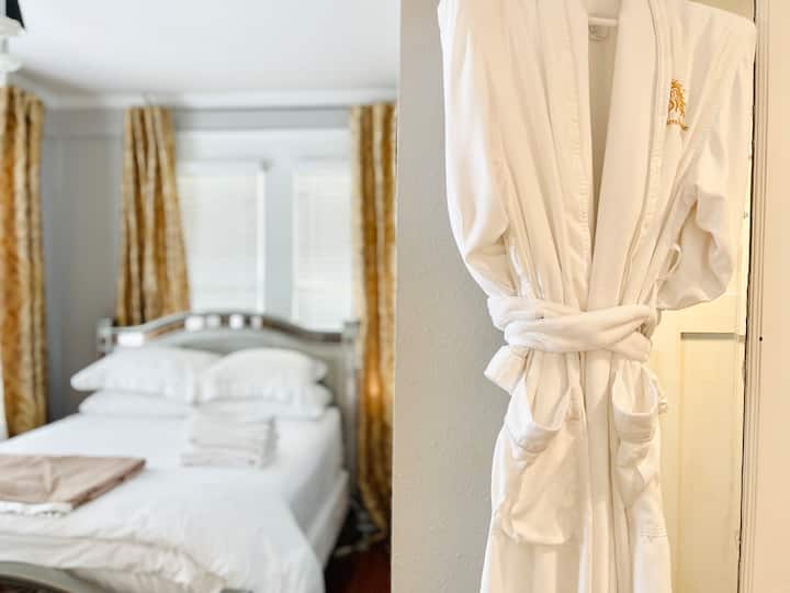 Dhoma e gjumit "Queen" e mbushur me ndriçim natyral dhe perde që errësojnë dhomën për të fjetur ose për të fjetur.