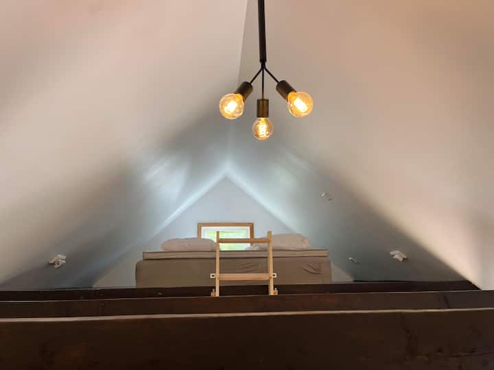 Საძილე ლოფტი ლოფტის კიბით მაღლა