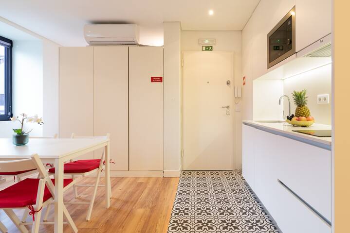 Large Sunny Flats | Ace Location by HostWise gallery image 4