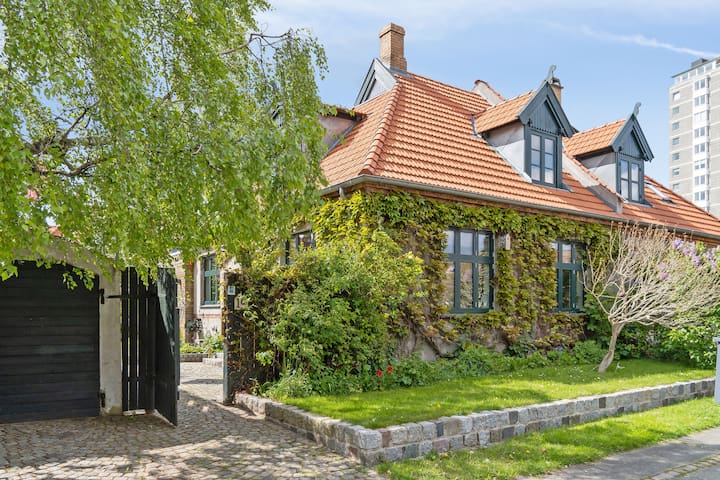 Charmerende byhus med solrig have