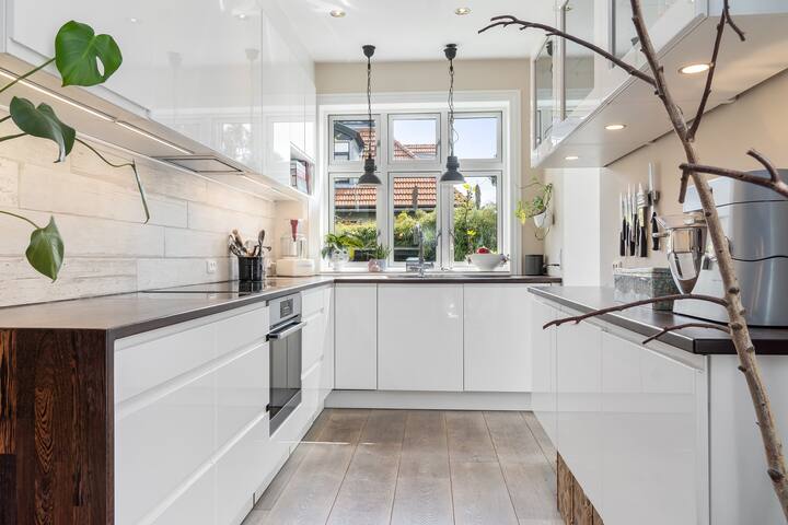 Charmerende byhus med solrig have gallery image 3