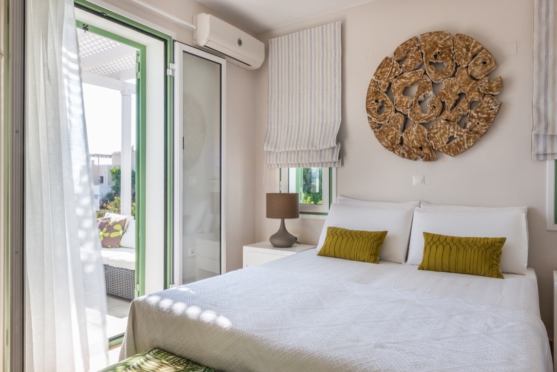  Spálňa na 1. poschodí s vlastným balkónom 
(môže sa rozdeliť na dve samostatné postele) 