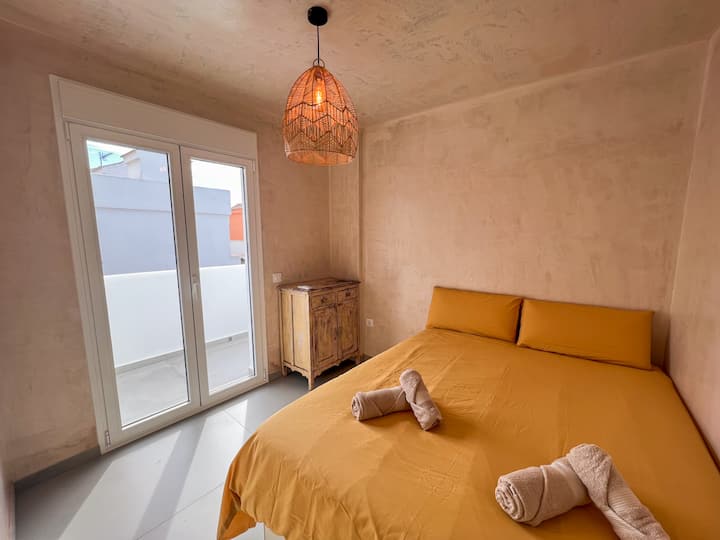 Mwonekano wa jumla wa chumba cha kulala, una kitanda cha sentimita 150. Kuelekea Mashariki, jua asubuhi. Mapambo madogo lakini yenye umakinifu. Njia ya kutoka ya roshani ya pamoja yenye chumba cha karibu. Luva za umeme na umiliki kiyoyozi.