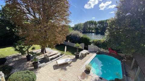 Beautiful home with pool, view and Seine access