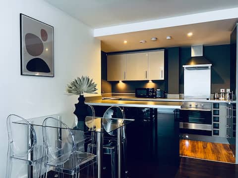 Top Airbnb: Modern Top Floor 2 Bedroom Apartment in Digbeth & Eastside