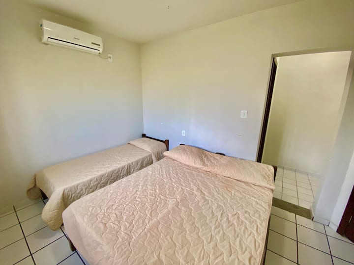 注意：在图片中，两张单人床拼在一起变成一张双人床。