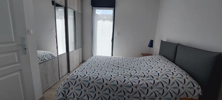 Habitación con acceso directo a la sala de ducha. Gran armario.