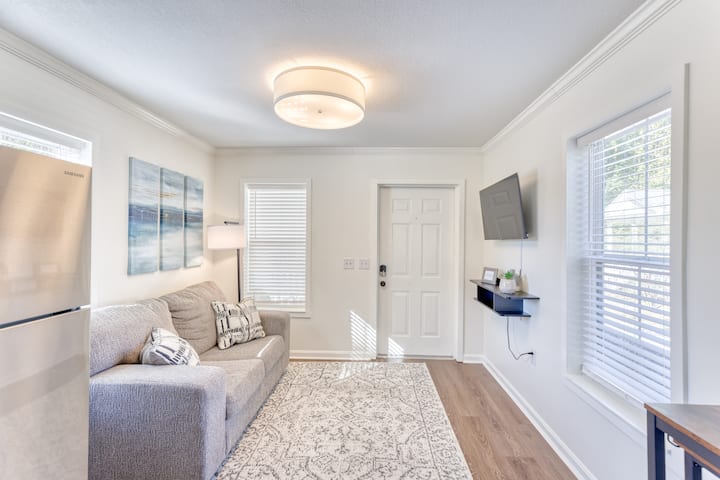 Downtown Cottage, Golf Cart, Walk To Shops & Beach - Ocean Springs, MS