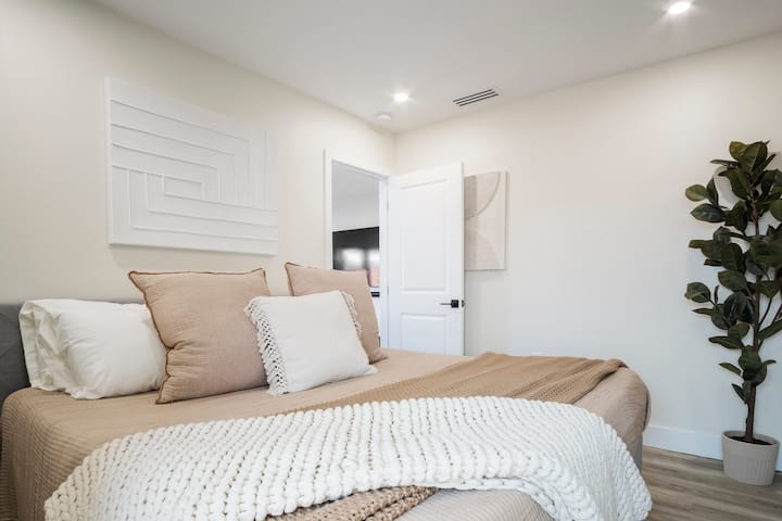 Მთავარი საძინებელი /სააბაზანო
საწოლი