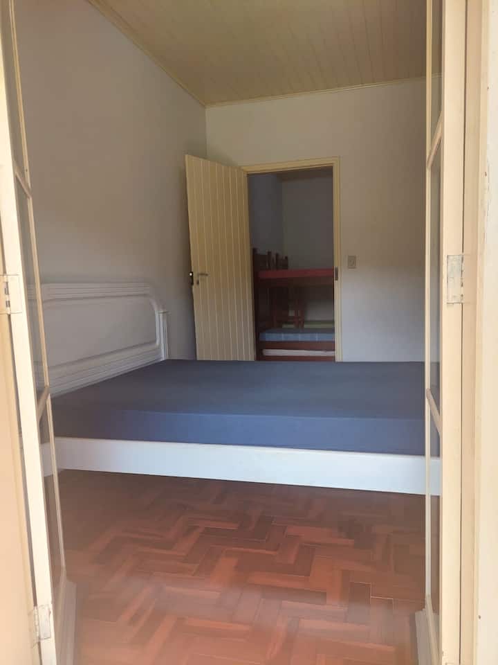 חדר שינה זוגי ומיטה ניידת. 