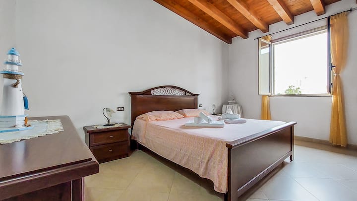 La habitación es un oasis de comodidad y tranquilidad. El ambiente es acogedor pero sobre todo fresco gracias al sistema de aire acondicionado. Dispone de un armario gran y espacio de almacenamiento, lo que permite guardar tus pertenencias.