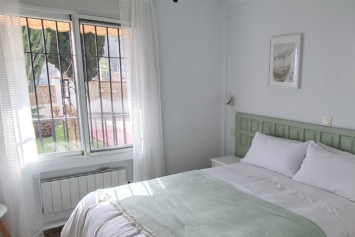 Hauptschlafzimmer - 150 Bett mit Doppelkissen, Bettbezug und Baumwollbettwäsche. Viel Spaß beim Ausruhen!