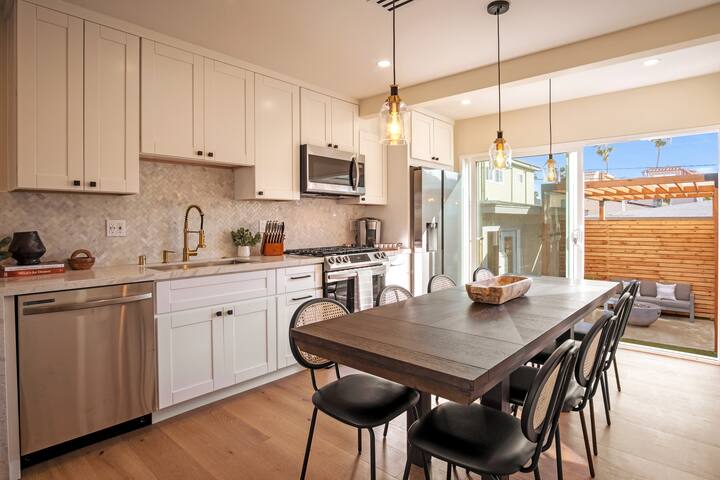 Dream 4BR HOUSE walk Beach & Bay gallery image 3