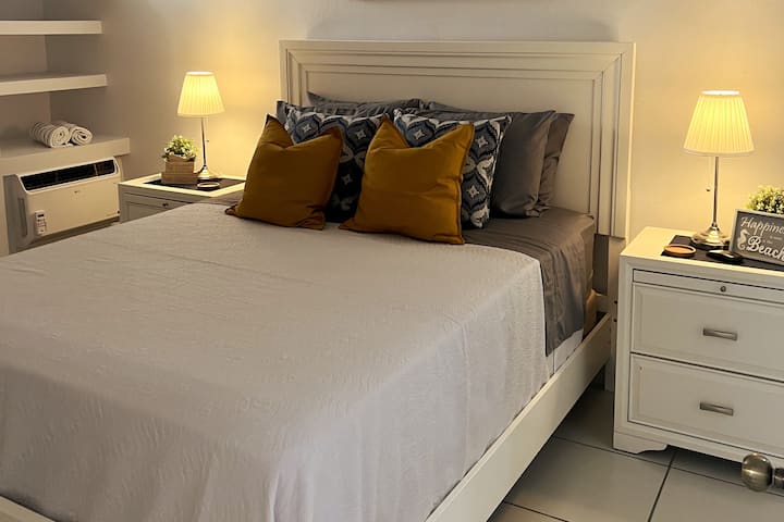 La cómoda cama tamaño queen proporcionará una cómoda noche de sueño. Estanterías integradas y cajones nocturnos para guardar tu   ropa/artículos de primera necesidad. 