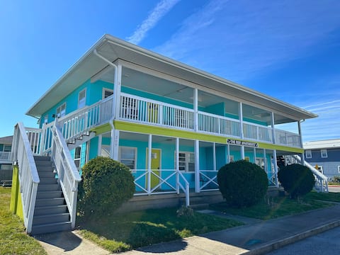 Sleeps 28. 8Bdr/4ba/4 Kitchens. Beach House