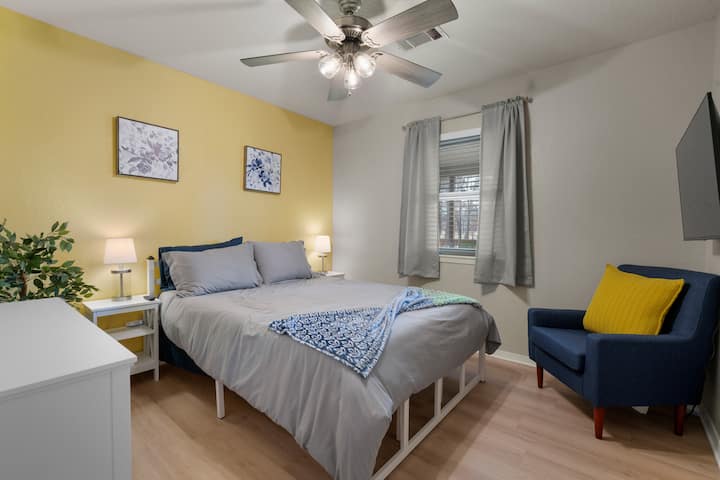 La chambre jaune dispose d'un lit Queen Size.