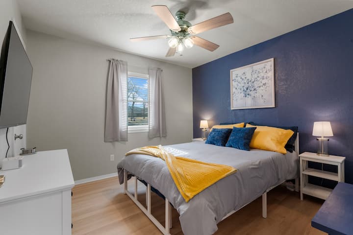 La chambre bleue dispose d'un lit queen.