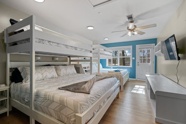 Cette chambre superposée sur mesure dispose de deux lits King Size et de deux lits jumeaux. 