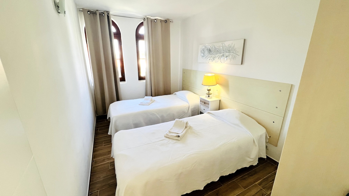 Objavte pohodlie v tejto príjemnej spálni s všestrannou manželskou posteľou, ktorú možno premeniť na dve jednolôžka, šatníkom a oknami s malebným výhľadom vonku. Zostaňte v pohode s klimatizáciou, ktorá zaisťuje pokojné útočisko a relaxáciu.