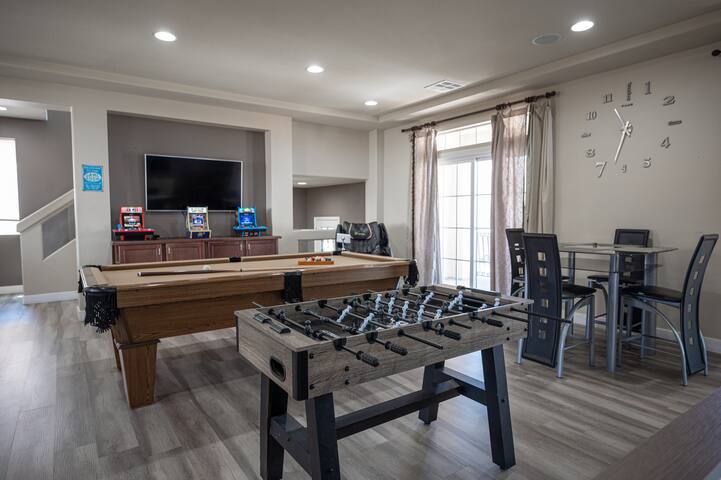 #80 Luxurious Tri-Level 6BR Pool Tbl Arcade Near S gallery image 5