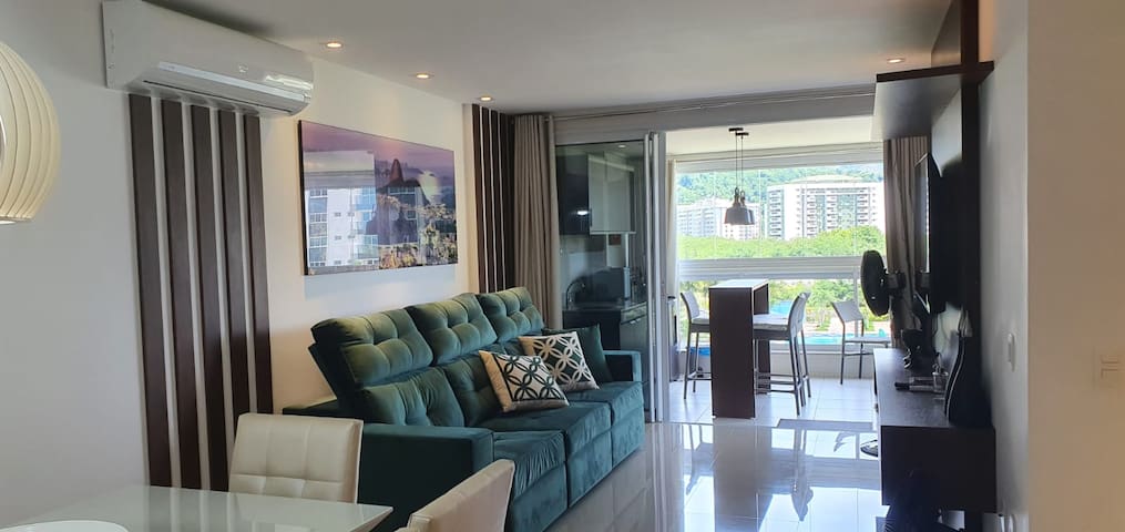 Três quartos cond. de luxo Barra 10min da praia