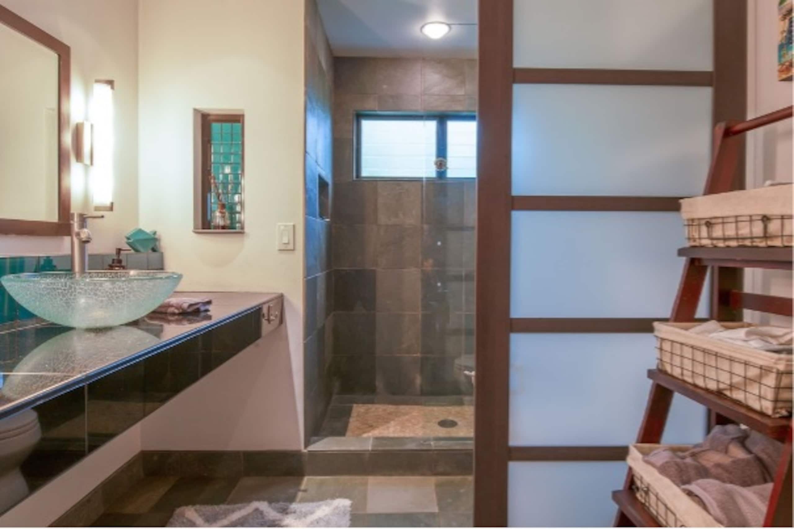Home in Princeville · ★5.0 · 4 bedrooms · 5 beds · 2 baths - Image 8