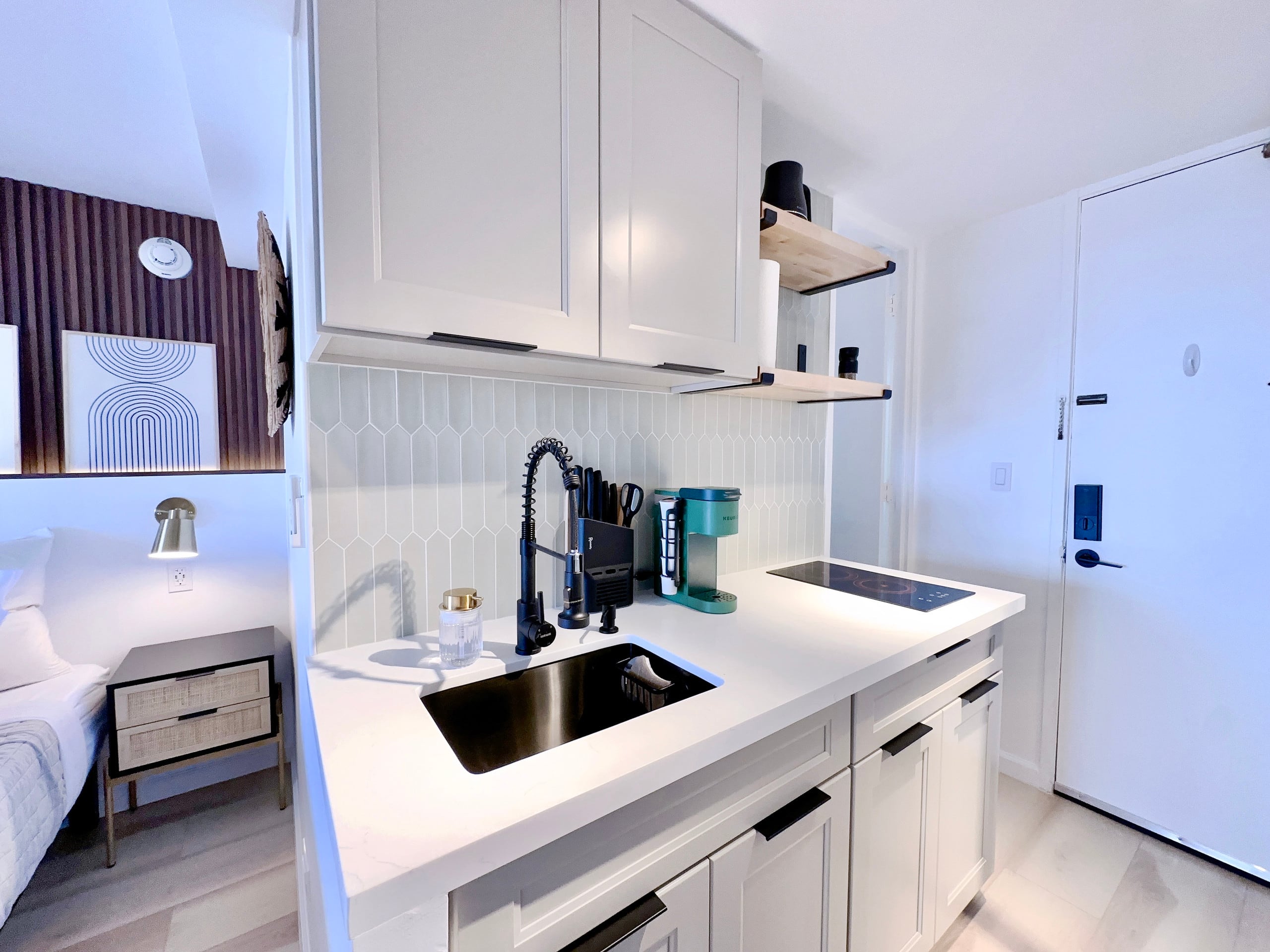 39FL-Modern in Waikiki-Upgraded King Studio - Image 18
