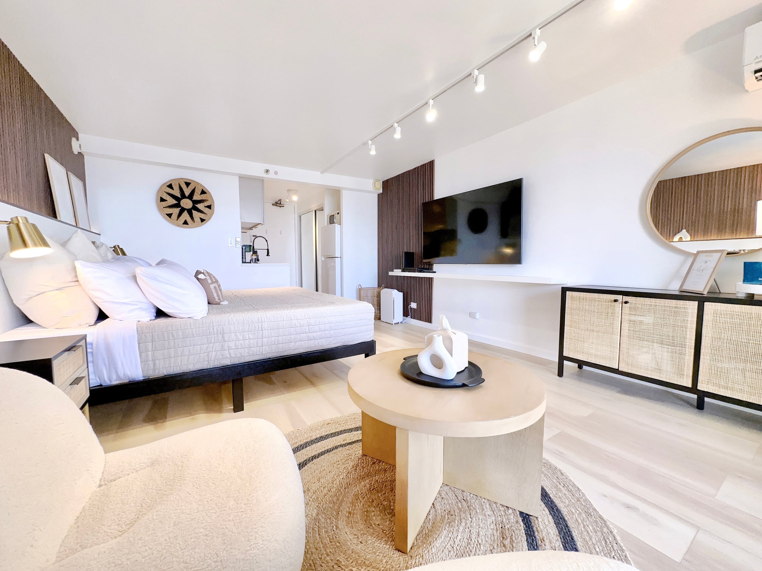 39FL-Modern in Waikiki-Upgraded King Studio - Image 13