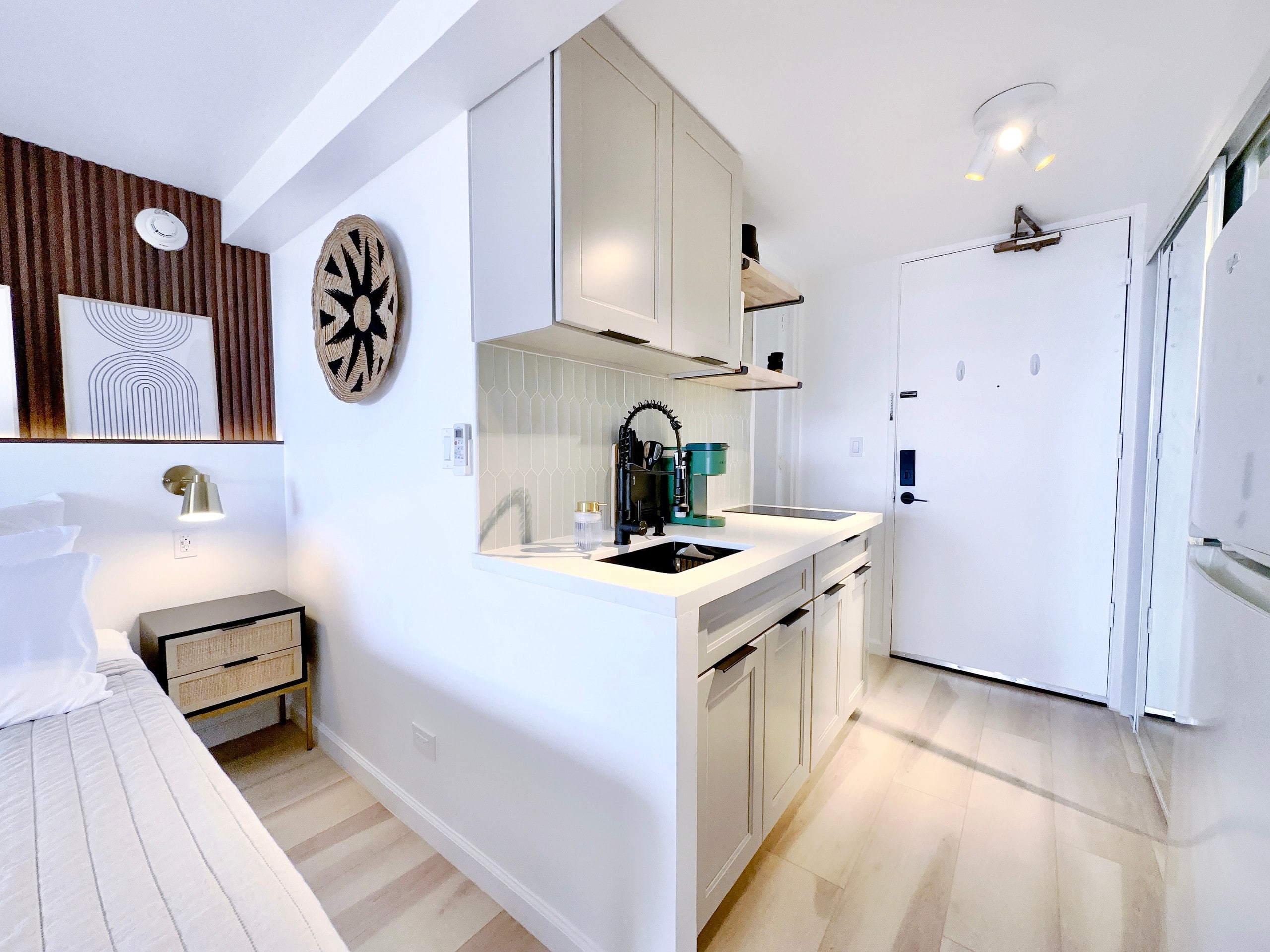 39FL-Modern in Waikiki-Upgraded King Studio - Image 20