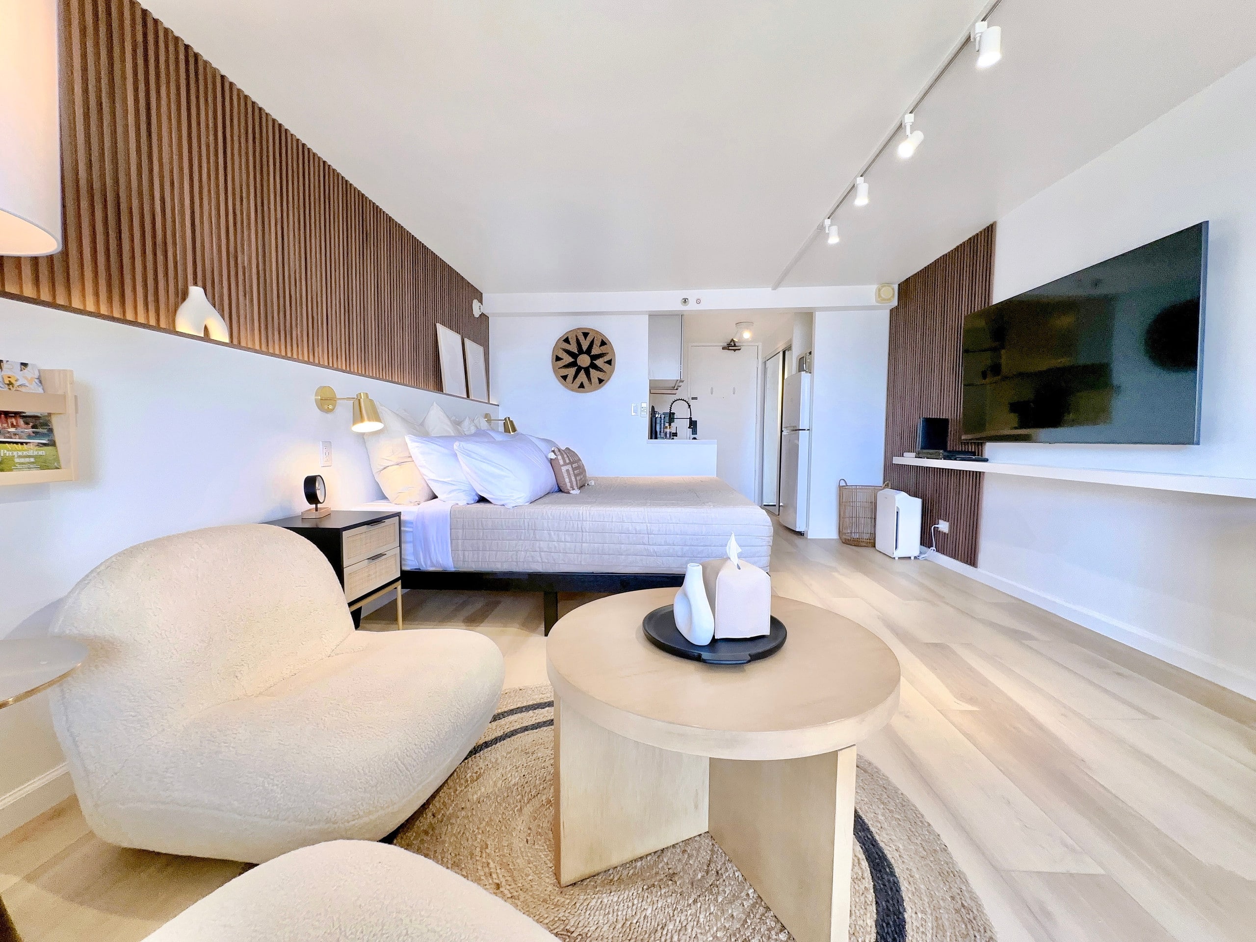 39FL-Modern in Waikiki-Upgraded King Studio - Image 12
