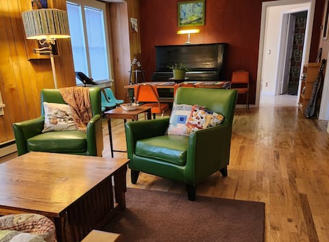 The Woodshed - charming 3 bdrm/1 bath bungalow