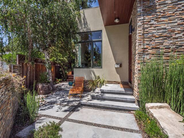 Contemporary Palo Alto Home gallery image 2