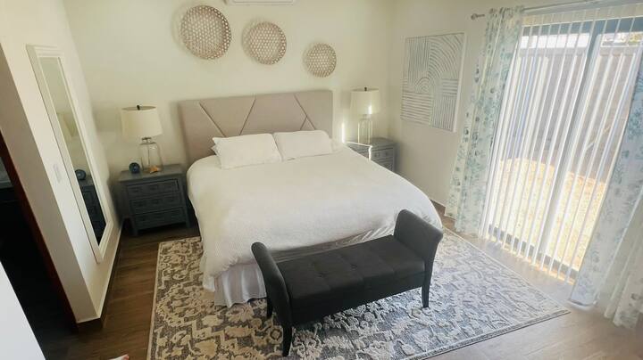 Chambre principale avec lit King Size et télévision 55".