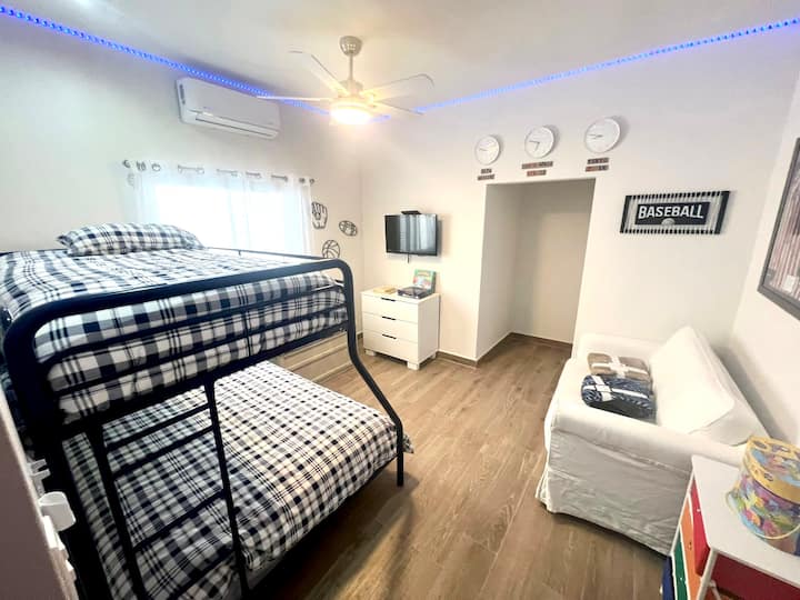 Chambre 3 : lits jumeaux sur des lits superposés et canapé-lit.