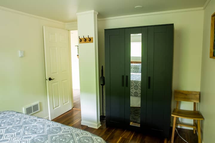 غرفة نوم بمقاس كبير في الطابق الأول