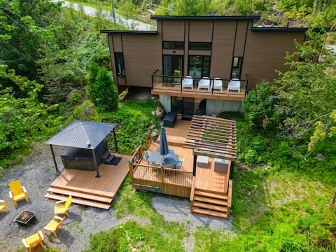 The Rebel Chipmunk : waterfront with spa