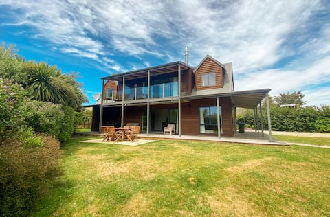 Stunning Lakefront View 5 Bedrooms - 15m to Wanaka