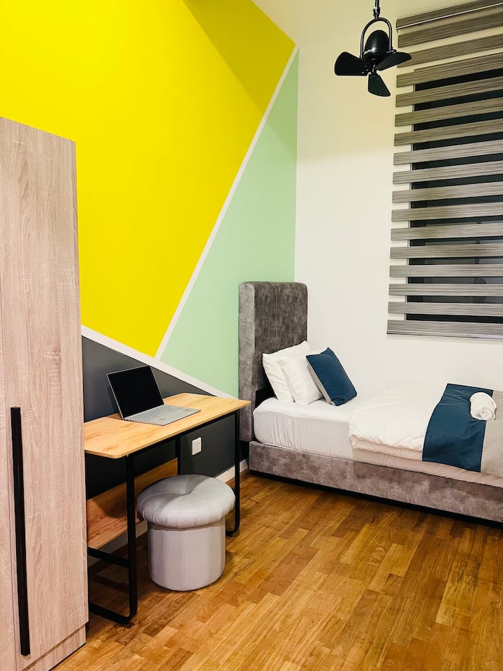 Chumba cha 3 cha kulala kilicho na Kitanda cha Moja na Meza ya Kituo cha Kazi