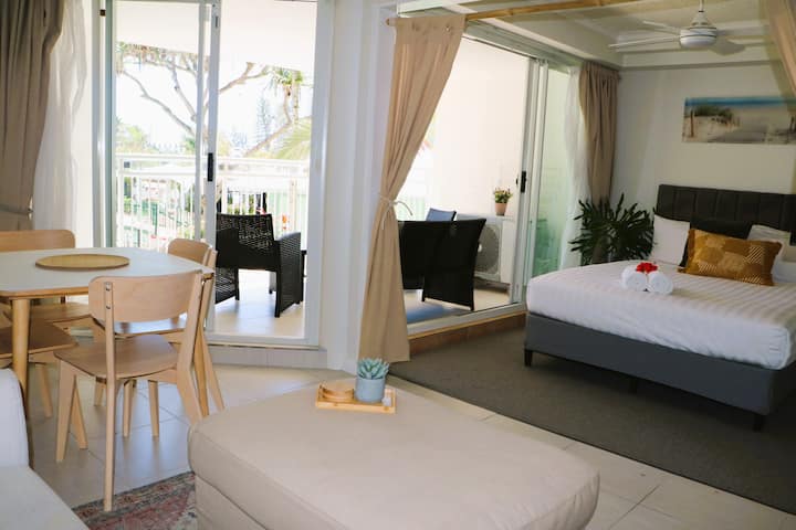 Poolside Resort Apartment - Steps From The Beach - Alexandra Headland