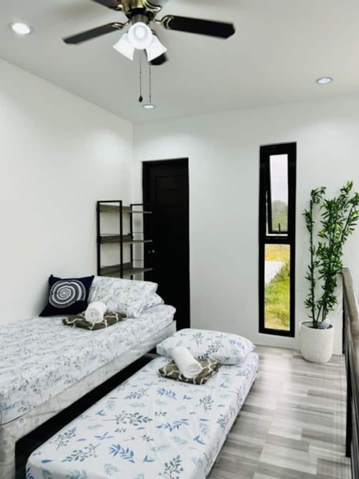 2/F Open Bedroom ( inaweza kuwa kitanda cha mchana asubuhi)