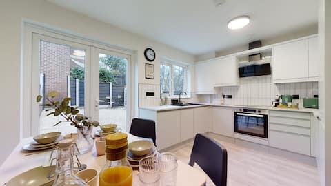 Top Airbnb: Oakwell View - Modern 3 Bed Home in South Yorkshire