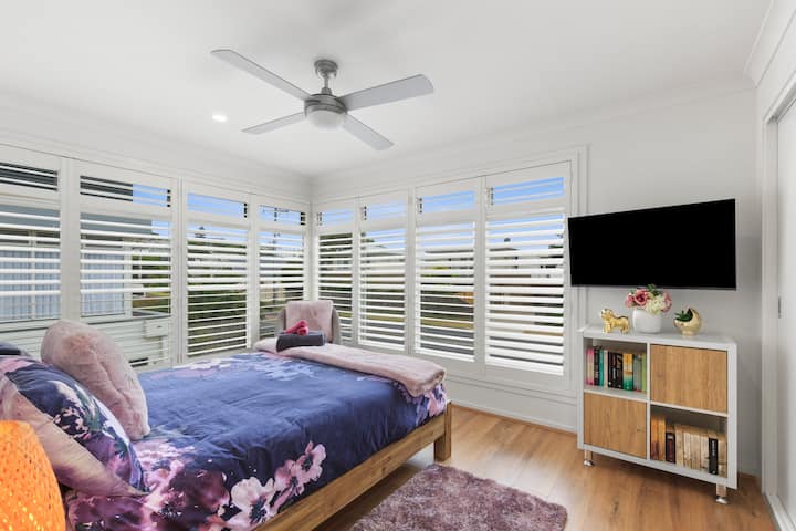 ห้องนอนใหญ่กว้างขวางมีเตียงควีนไซส์เครื่องปรับอากาศเครื่องทำความร้อนพัดลมทีวีเสื้อคลุมในตัว
หน้าต่างกระจกสองชั้นและบานประตูหน้าต่าง