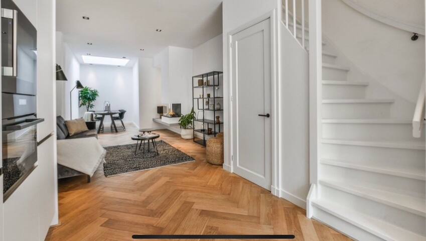 Canal house in Amsterdam Center gallery image 3