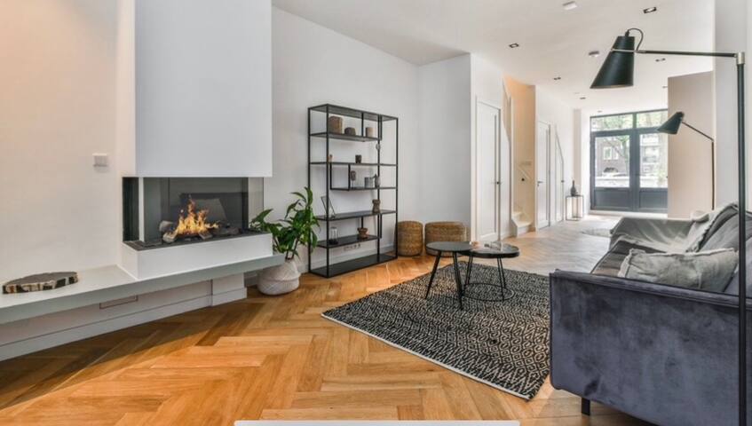 Canal house in Amsterdam Center gallery image 5