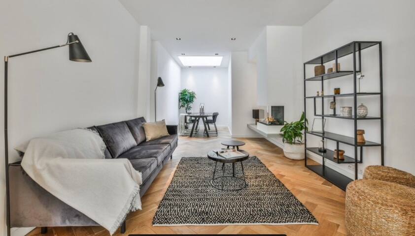 Canal house in Amsterdam Center gallery image 2