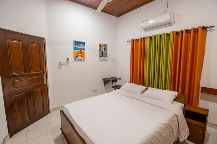 Chumba #5 | Chumba cha Mara mbili cha ukubwa wa kawaida na Kiyoyozi + Fan. Premium Bed Linen + Duvet + Mito. 2 tier Dressing Meza na Mirror. Foldable Kazi Meza + Mwenyekiti. Floating Shelf juu ya Bedside + Wall Mounted Cloth Rack