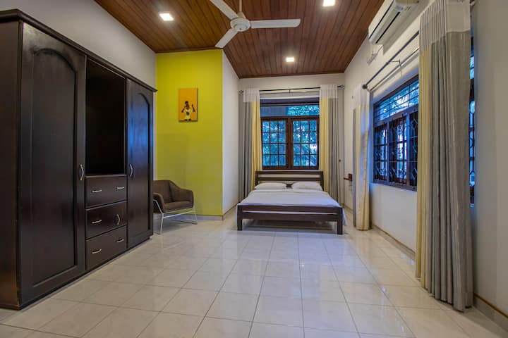 Chumba #4 | Kiyoyozi Kubwa cha Chumba Mbili chenye Bafu Lililoambatishwa. Mashuka ya Kitanda cha Premium + Duvet + Mito. Kabati Kubwa na Bora kwa Sehemu za Kukaa za Muda Mrefu. Kukunja Meza ya Kazi + Kiti. Sofa ya Kiti Kimoja kwa ajili ya Kusoma. Rafu inayoelea kando ya kitanda. 
