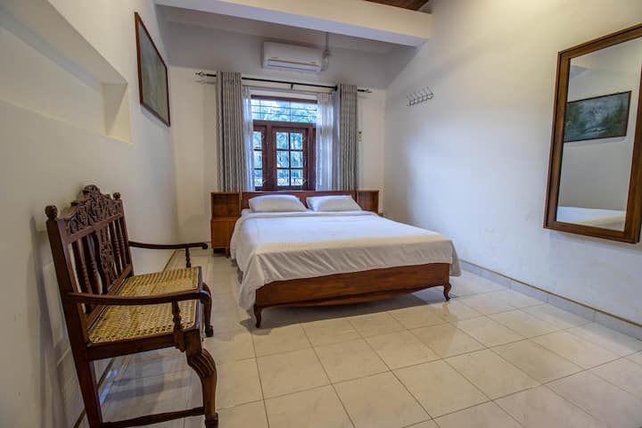 Chumba #3 | Chumba cha Mara mbili cha ukubwa wa kawaida na Bafu Iliyoambatanishwa na Maji ya Moto. Hali ya Hewa + Fan. Kitanda cha Juu cha Kitanda + Duvet + Mito. Kituo kikubwa cha WARDROBE + Wall lililotoka Mirror.
