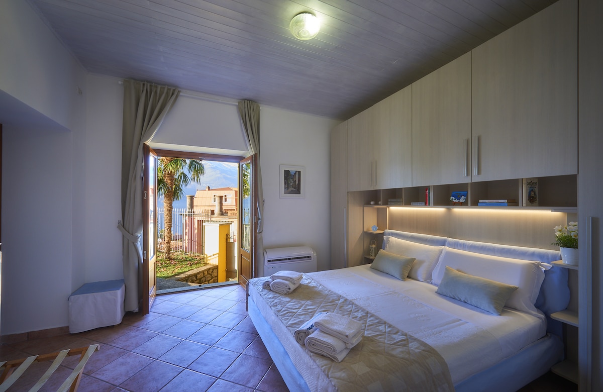 Საძინებელი ტბის ხედით